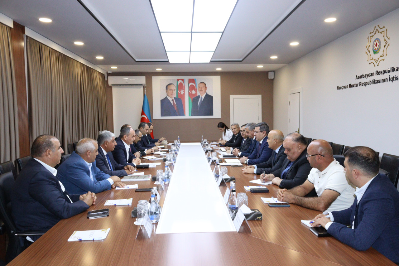 İQTİSADİYYAT NAZİRLİYİNDƏ QUŞÇULUQ SƏNAYESİNİN İNKİŞAF PERSPEKTİVLƏRİ MÜZAKİRƏ OLUNUB