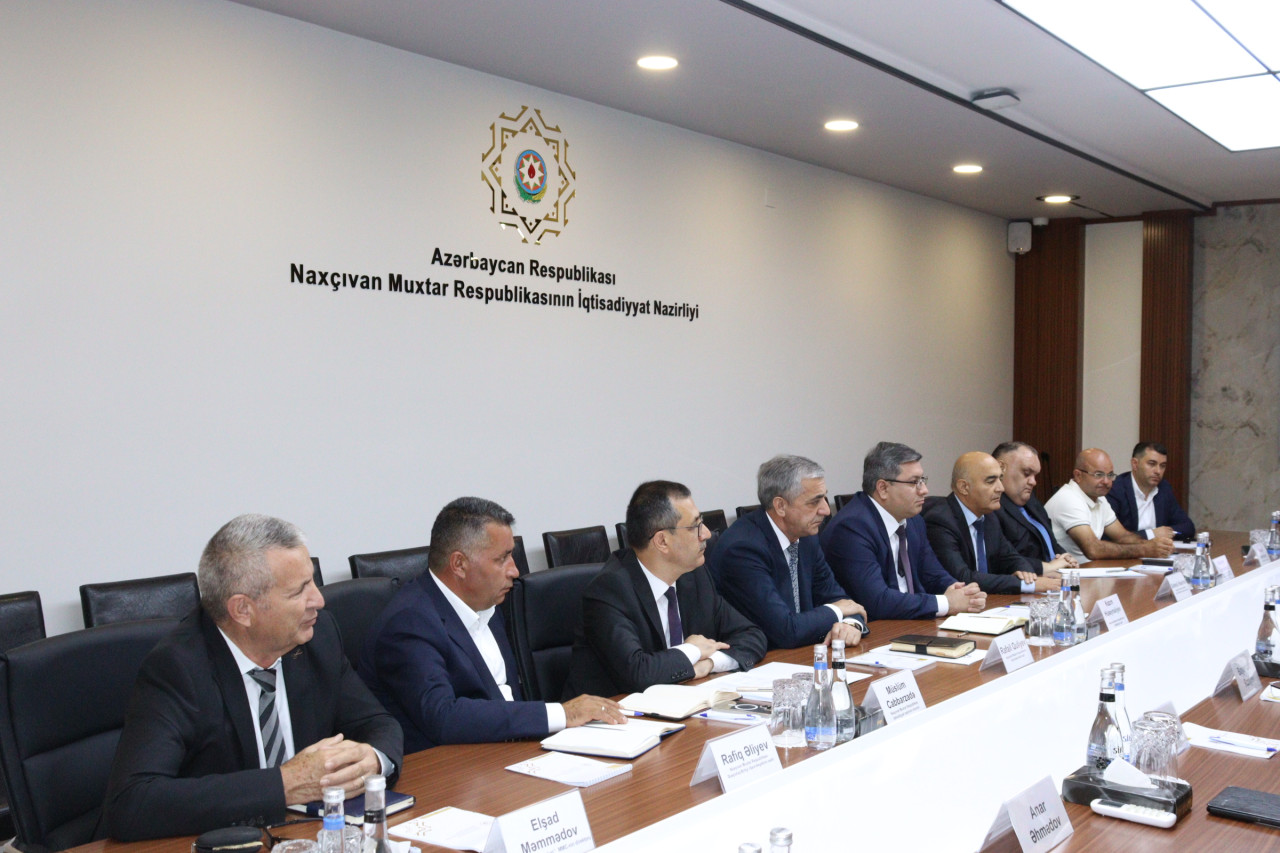 İQTİSADİYYAT NAZİRLİYİNDƏ QUŞÇULUQ SƏNAYESİNİN İNKİŞAF PERSPEKTİVLƏRİ MÜZAKİRƏ OLUNUB