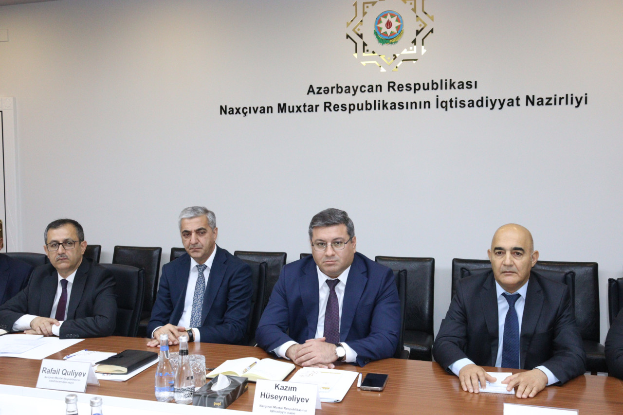 İQTİSADİYYAT NAZİRLİYİNDƏ QUŞÇULUQ SƏNAYESİNİN İNKİŞAF PERSPEKTİVLƏRİ MÜZAKİRƏ OLUNUB