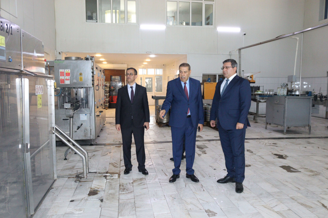 İQTİSADİYYAT NAZİRİ KAZIM HÜSEYNƏLİYEV “PRESTİJ-NAXÇIVAN PİVƏSİ” MMC VƏ “GÜVƏN QİDA” MMC-NİN FƏALİYYƏTİ İLƏ TANIŞ OLUB