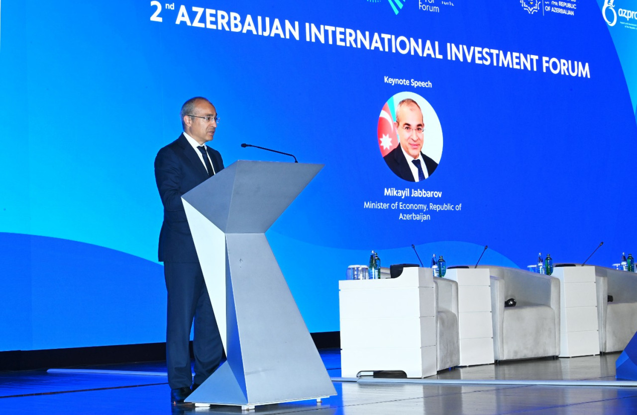İKİNCİ AZƏRBAYCAN BEYNƏLXALQ İNVESTİSİYA FORUMUNDA AZƏRBAYCANIN REGİONLAR ARASINDA STRATEJİ KEÇİD KİMİ ROLU MÜZAKİRƏ OLUNUB