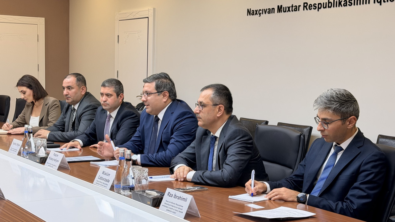 NAZİR KAZIM HÜSEYNƏLİYEV ASİYA İNKİŞAF BANKININ NÜMAYƏNDƏ HEYƏTİ İLƏ GÖRÜŞÜB